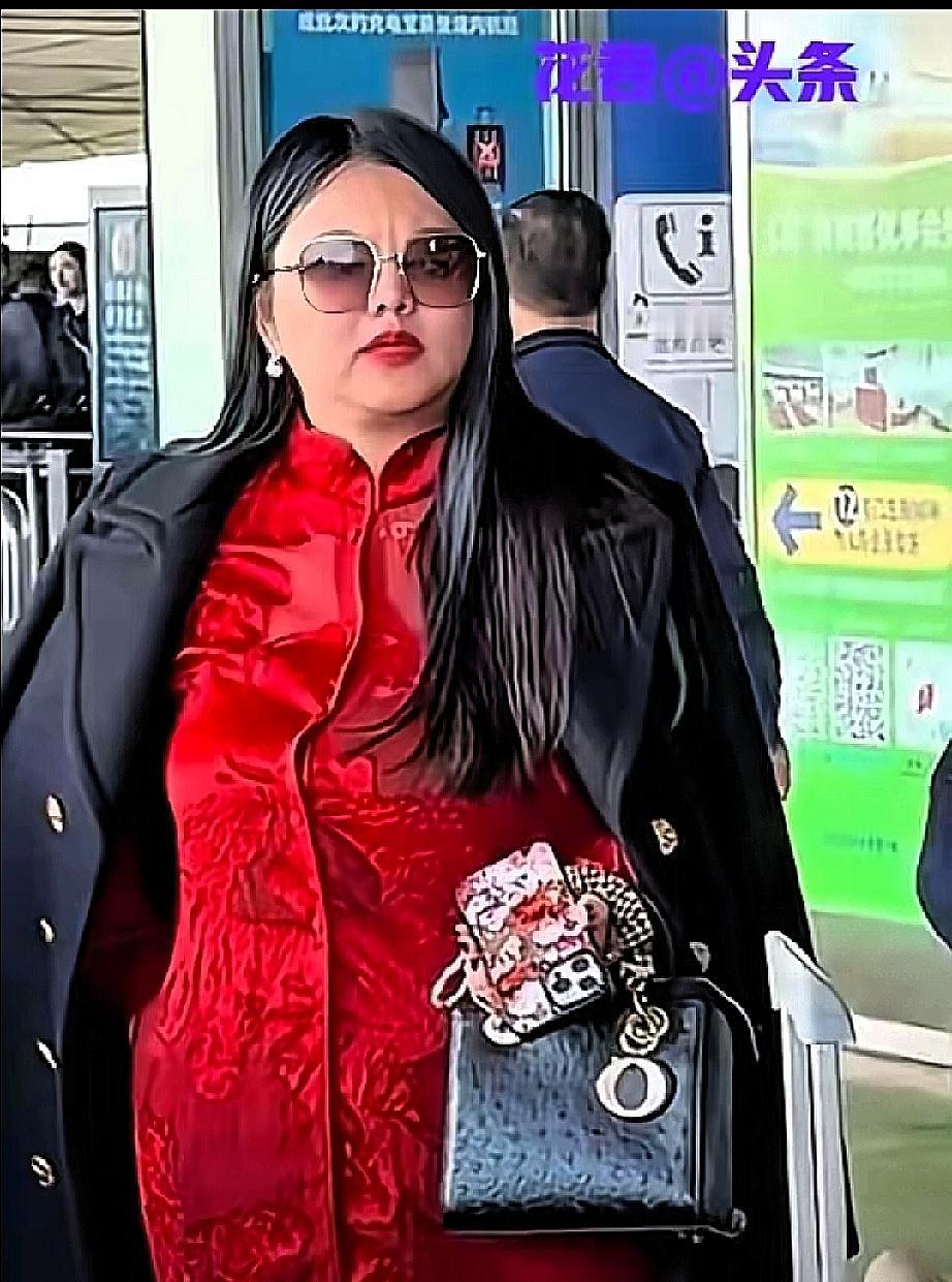 咱就说，李湘这么有钱，咋就减不下肥吶？连机场图里都得拄着拐杖，真不是“不想瘦”那