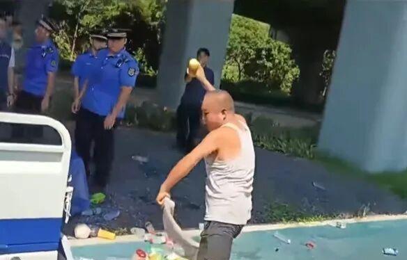 “不愧是深圳！”山西一男子因生意失败，带着儿子到深圳摆摊，又因为占道经营和城管发