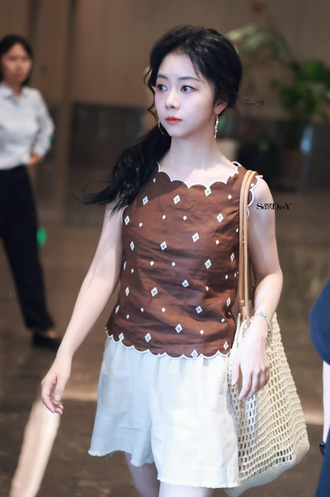 哇哦！这姑娘又变样啦，几天不见怎么直接嫩回十八岁了啊！松韵是不是有专门的形象设