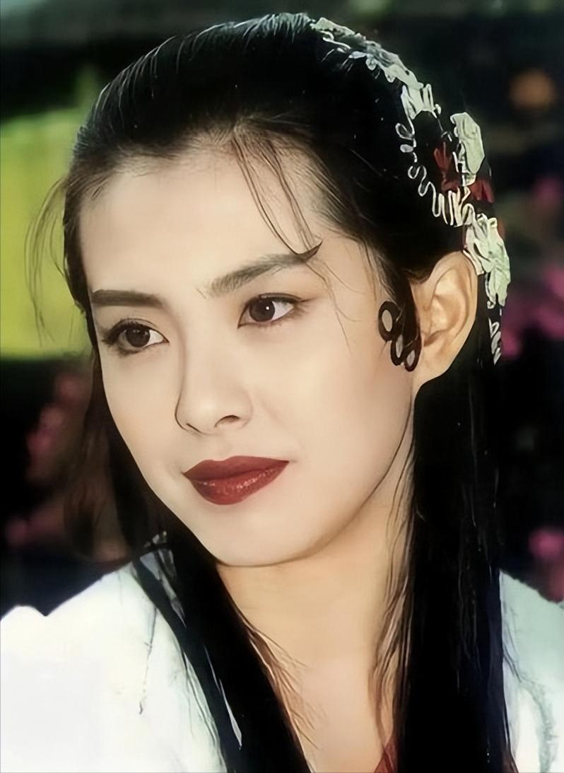 王祖贤的左眼到底怎么了？好像一直眯着睁不开的样子。在最近的美国硅谷分享会上，