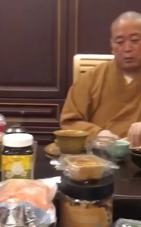 释永信这回是真的“现出原形”了，什么佛门高僧、少林掌门，全是牌面，实则是“和尚壳