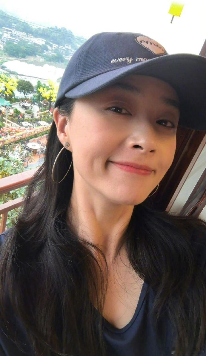 偶遇蒋欣瘦了这次知道蒋欣在哪里了刷到偶遇蒋欣的图真的被惊艳到！她对自己要求好高