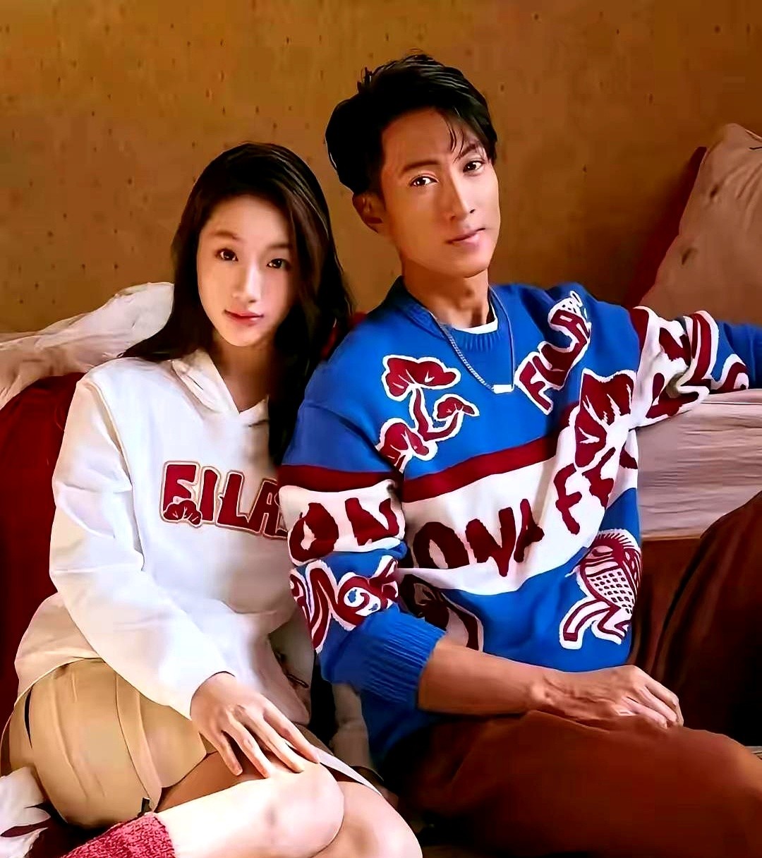 吴尊带15岁女儿拍杂志大片，结果贴身亲密的画面一出来，居然被不少人错认成了情侣。网友直接吵成两派。支