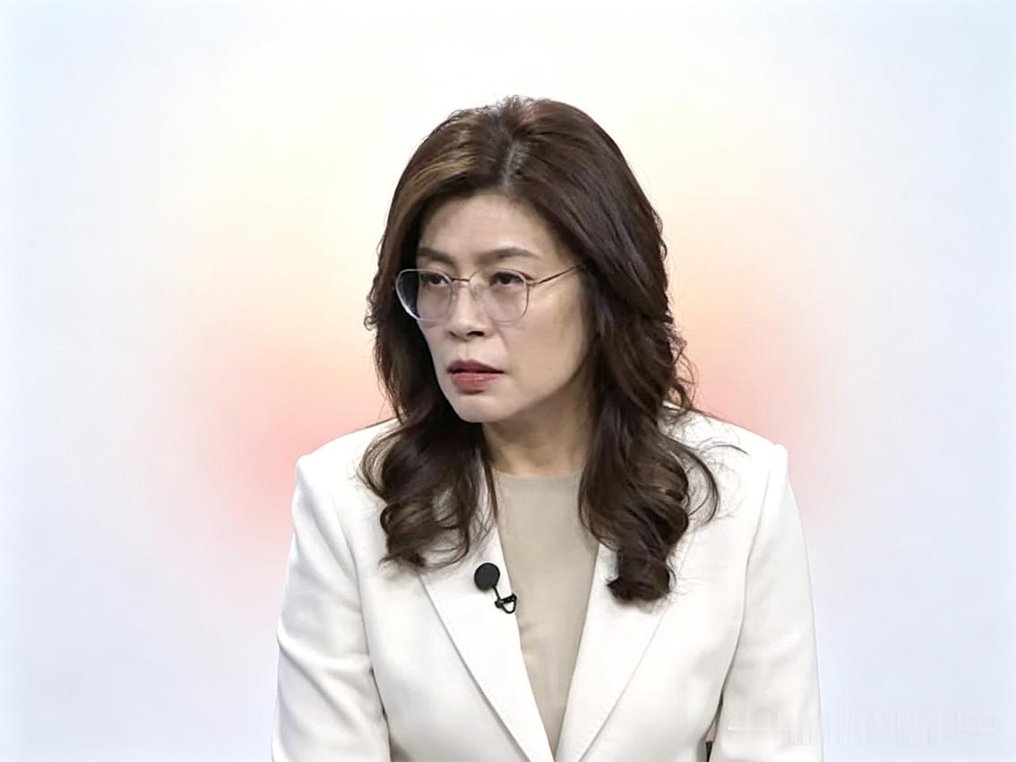 一个台湾女生，把国民党主席郑丽文问沉默了！台湾街头，一个普通女生，三个问题，问