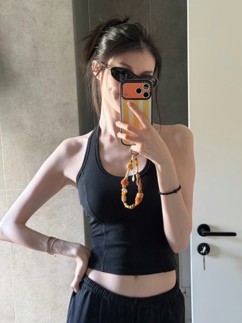 何穗肚子妊娠纹何穗生完孩子肚子也有妊娠纹，果然每个妈妈都是伟大的