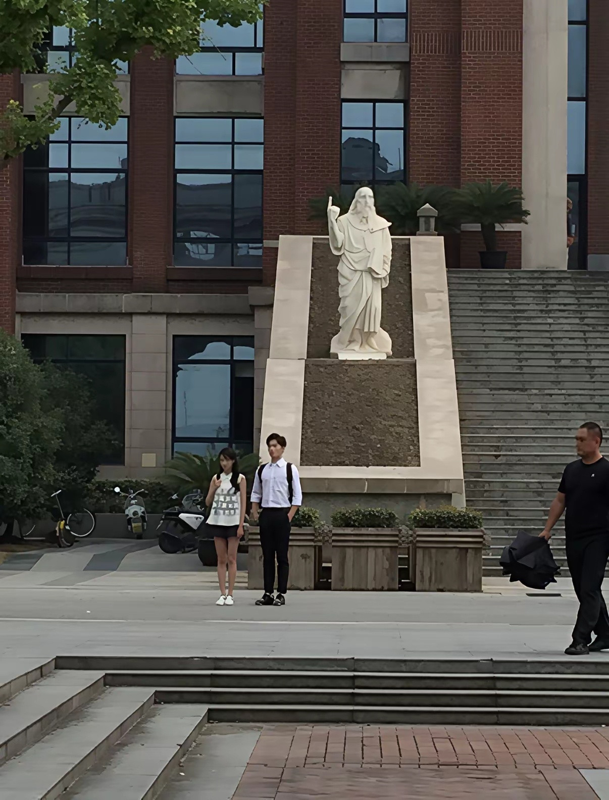 最近“花学”这热度…我忍不住翻出当年在学校时的老照片​​​