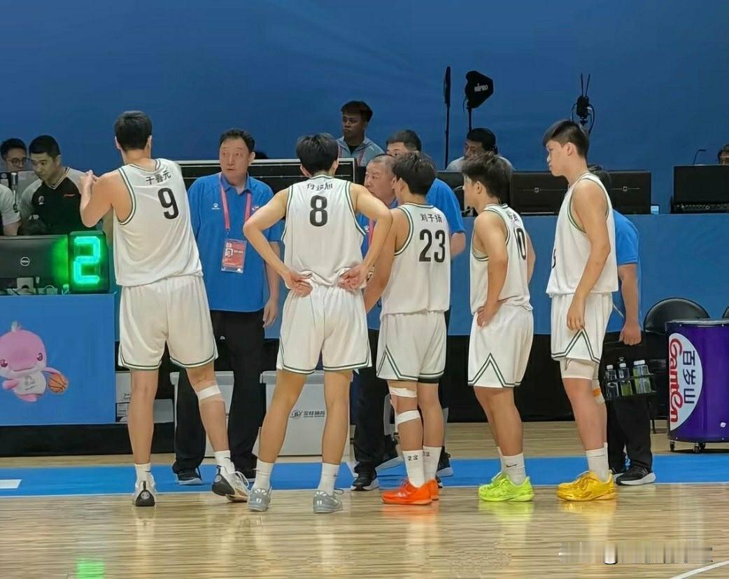 看了一会全运会男篮U18辽粤大战，恕我直说，两队的实力水平差距也太大了，根本不是