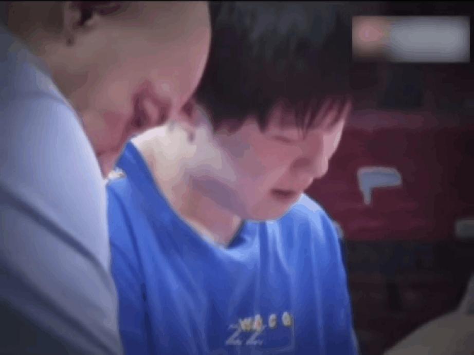 我们不难发现王楚钦到底有多宝贵他的板，不小心磕到球台上一下，都心疼的看半天。