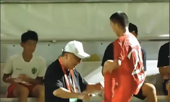 ⚽一个任意球，董路把这群10后小孩练出了成年国足都打不出的配合。昨晚2034