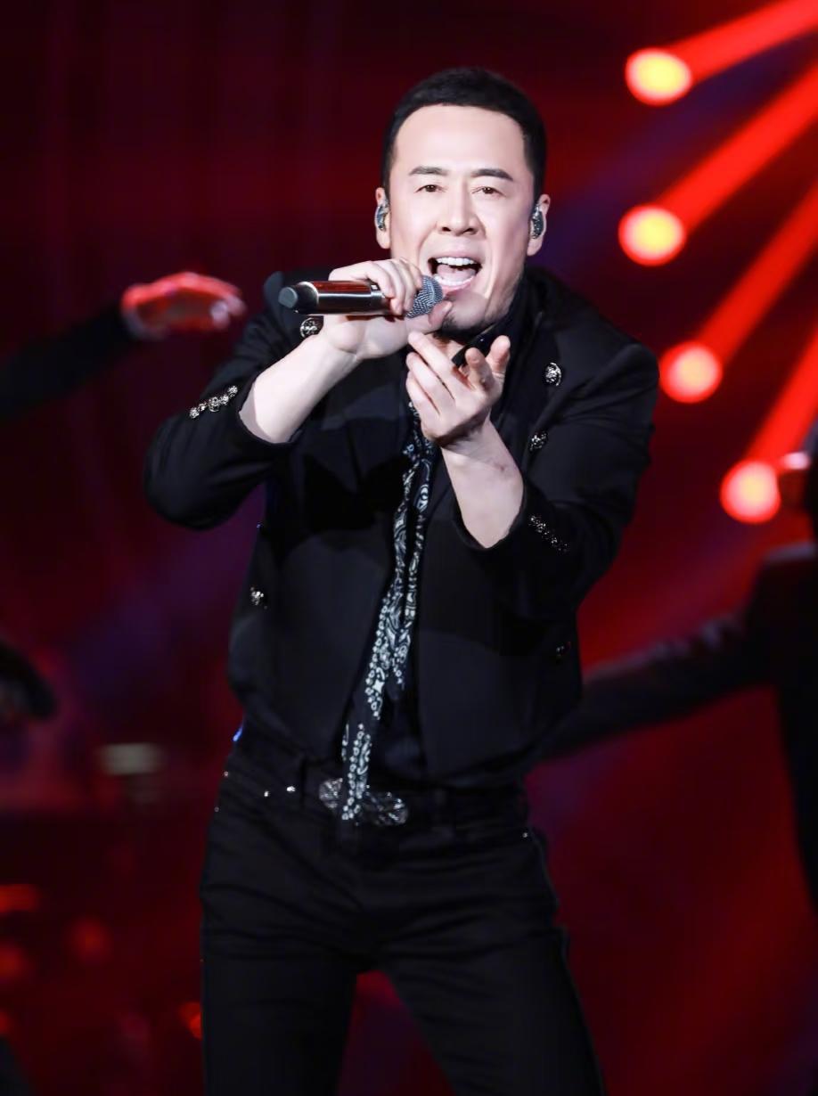 “想听就听，不想听就走。”一句话，把演唱会变成大型散伙现场。我上周刚好路过那