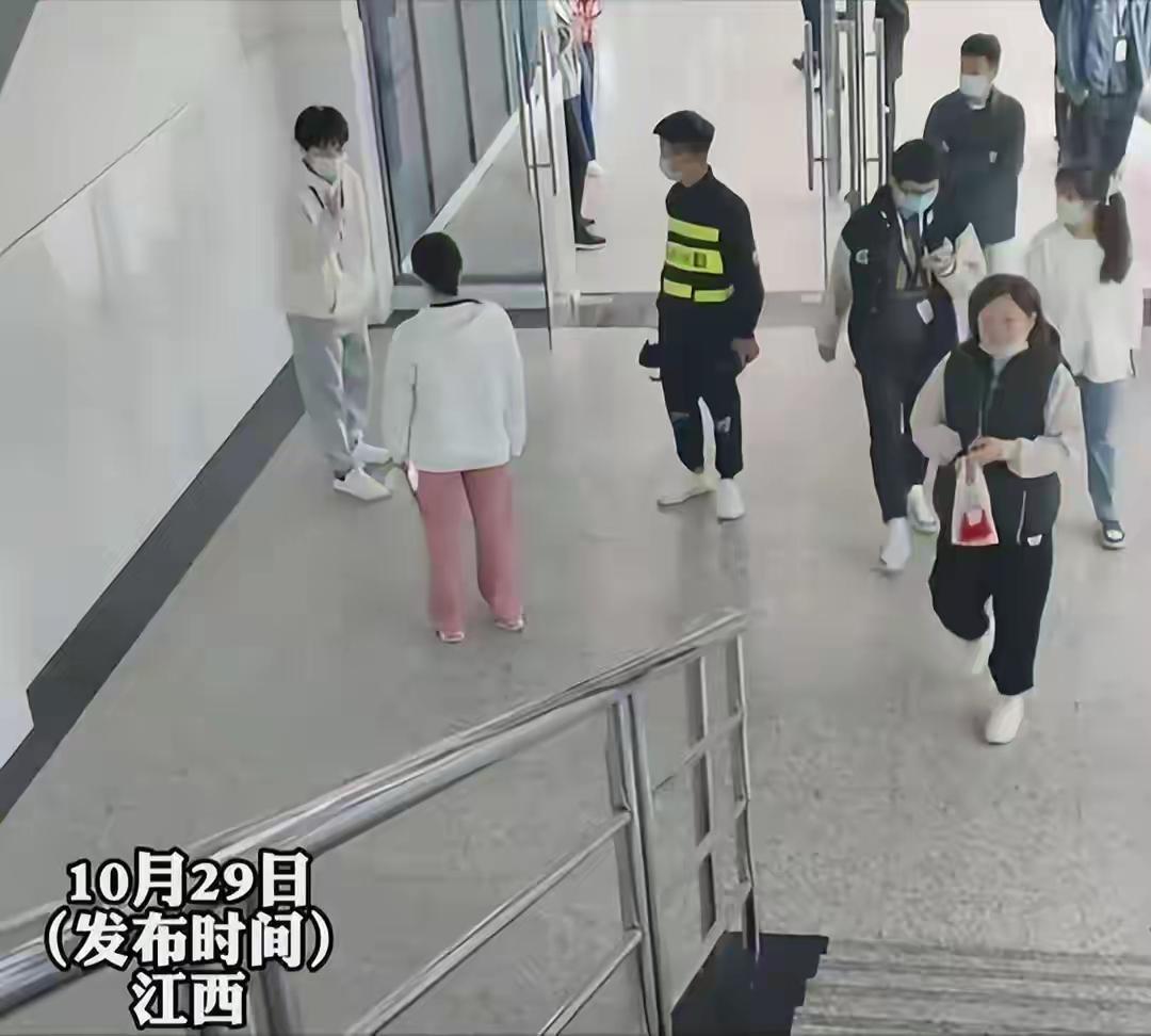 江西街头惊现心碎一幕：女子跪地哭喊“30万彩礼不加了”，仍难挽男友决绝背影，天价