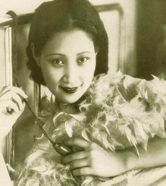 1941年，周佛海家中的麻将桌上，女主人杨淑惠输得一脸菜色。徐来适时丢出的牌，让