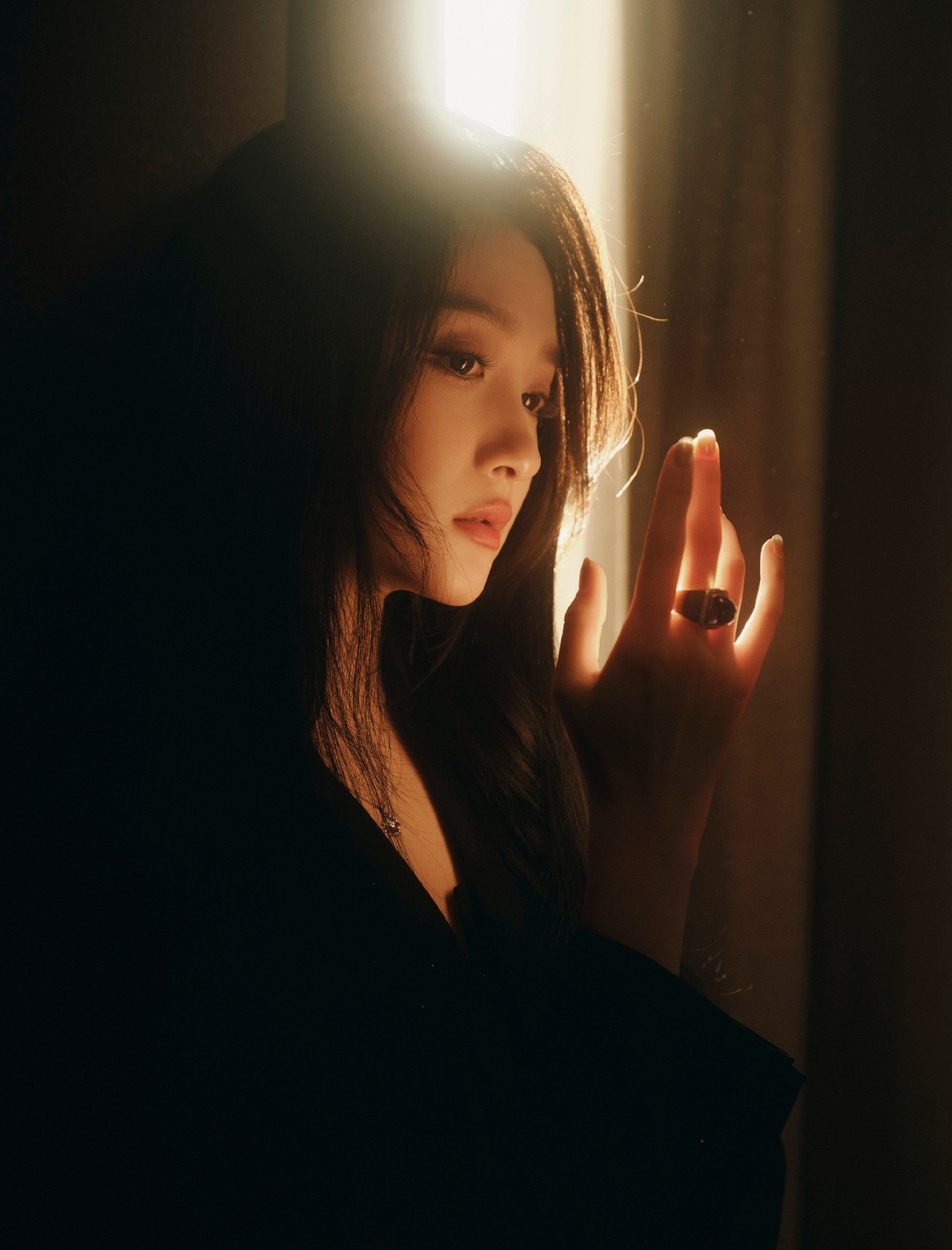 关晓彤穿搭大片：优雅掠影，率性风姿。关晓彤