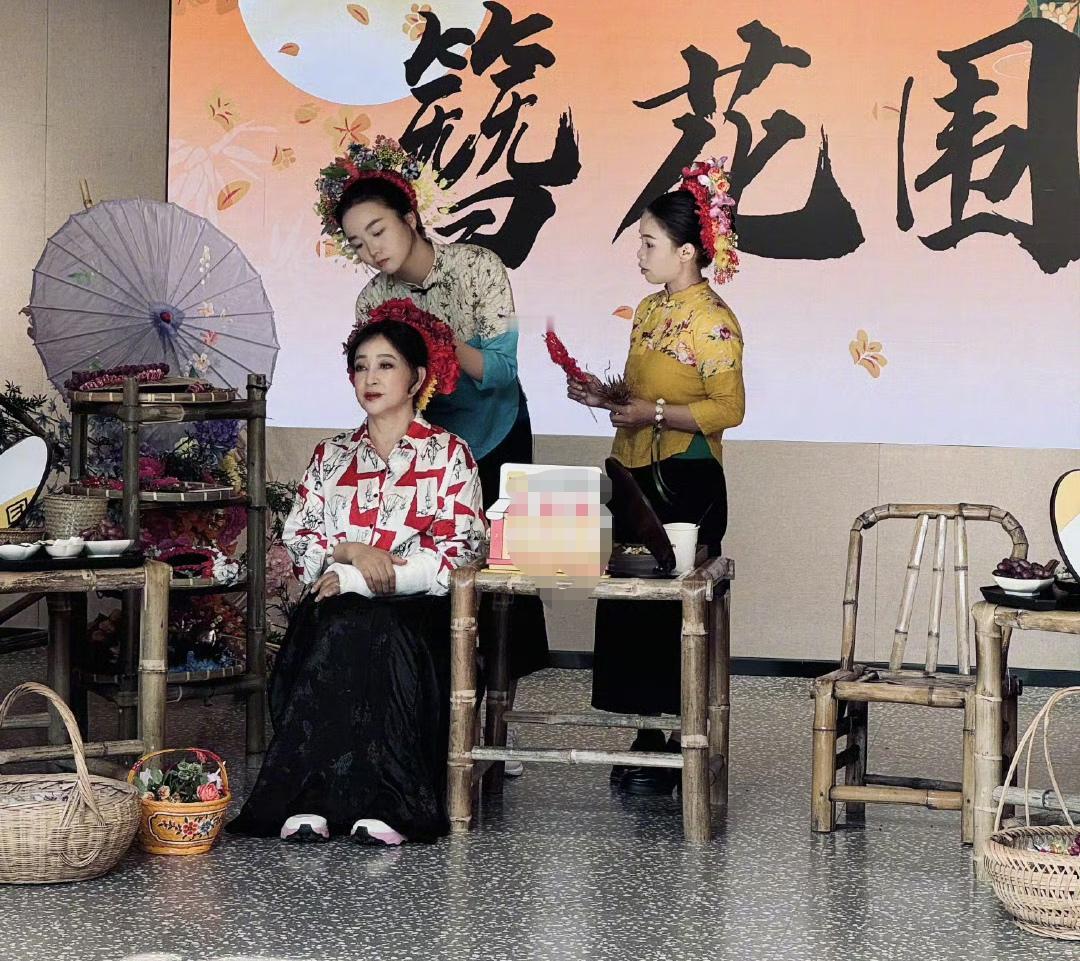 刘晓庆，一路繁花2，簪花造型展示，尽显非遗传承之美……很多人说刘晓庆的这个造