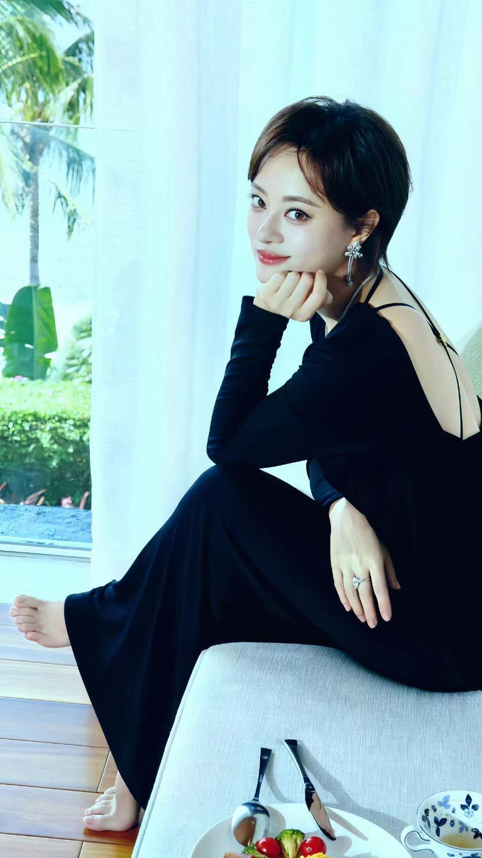 孙俪光脚的样子女人味一下就上来了。