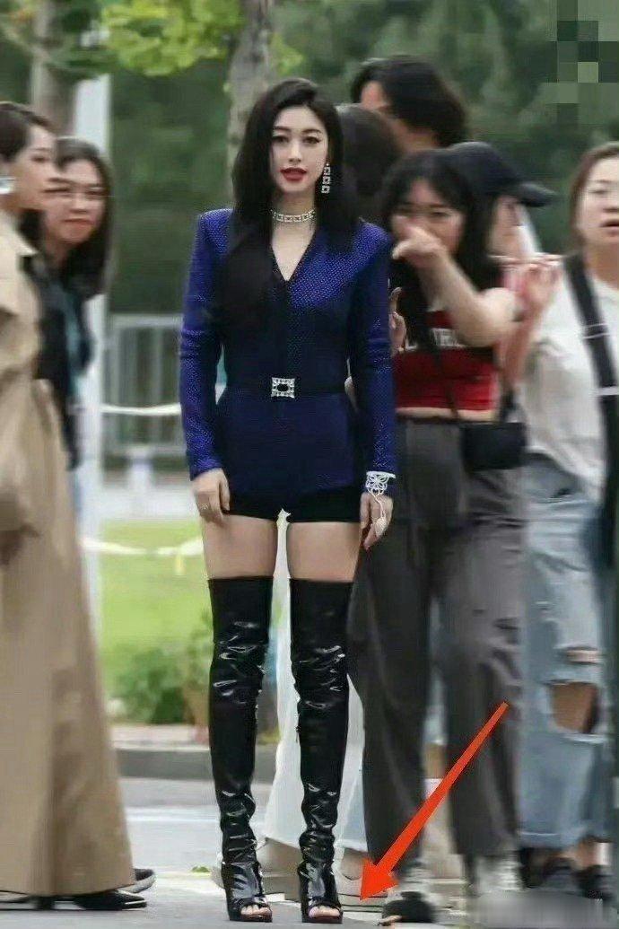 头回见露脚趾的靴子，挺新奇。​​​​