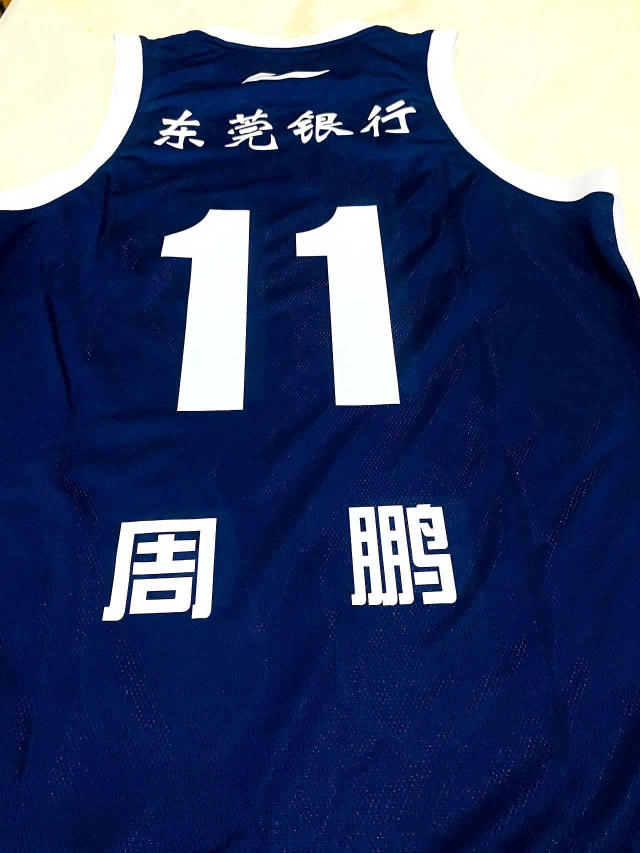 广东宏远退役过4件球衣，朱芳雨和王仕鹏都是8次夺冠，但王仕鹏死活不肯让自己的7号挂上去，说要留给后辈