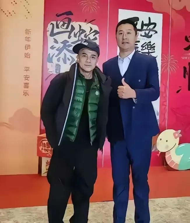 素颜出镜的郭富城看上去像个小老头似的，这才看出他的实际年龄。不知道平常在家里面是