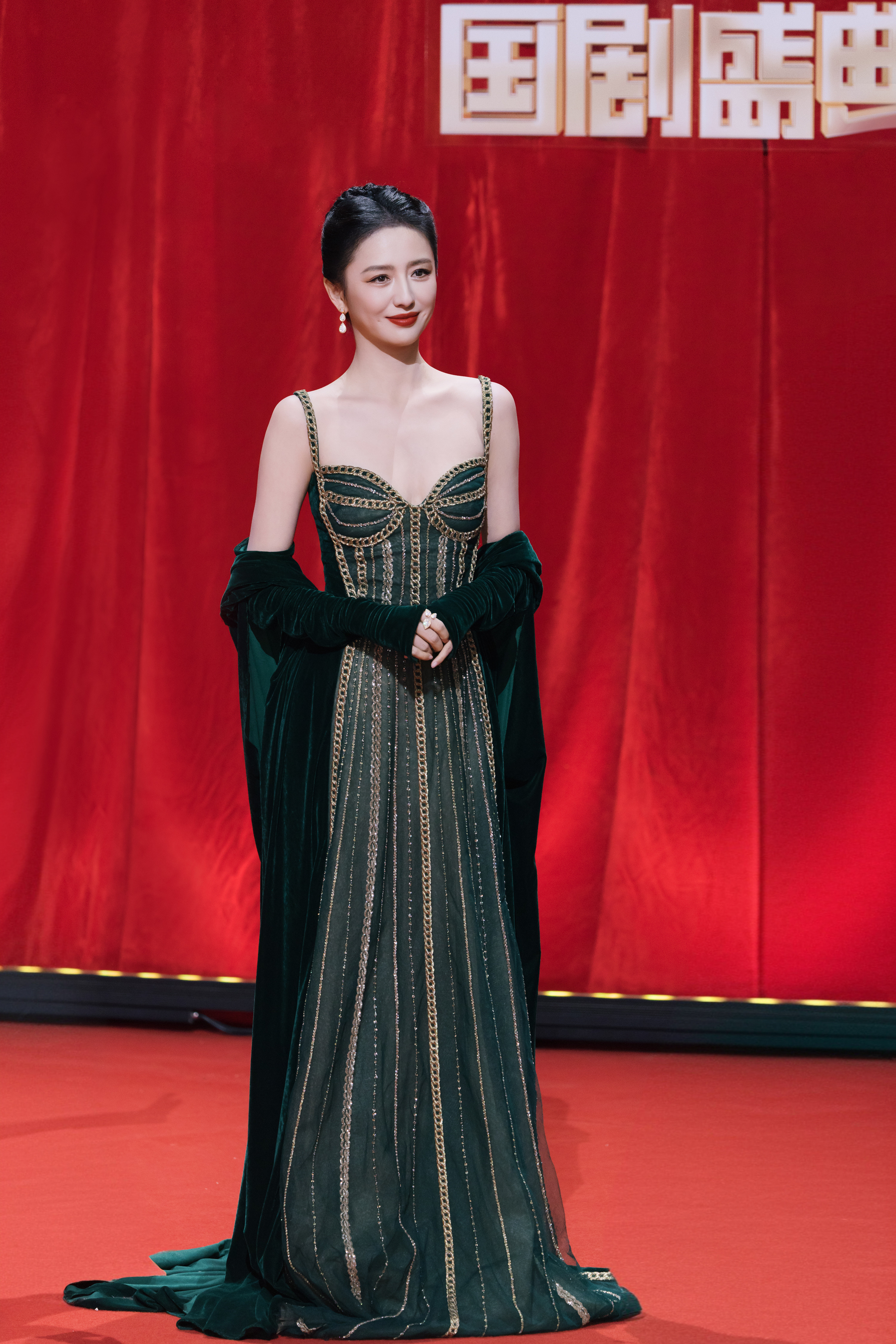 佟丽娅🏆2025国剧盛典幕启·光凝·人如玉。选择对角色真诚，对专业专注，对创