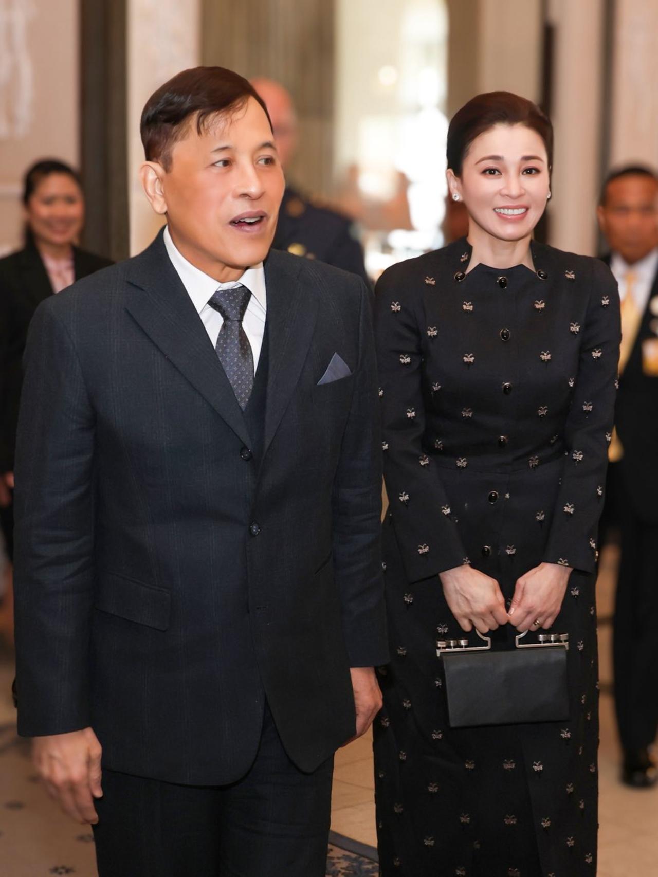 苏提达王后闪耀瑞典，一袭蓝色现代礼服好仙苏提达王后访问瑞典，那叫一个美出新高度