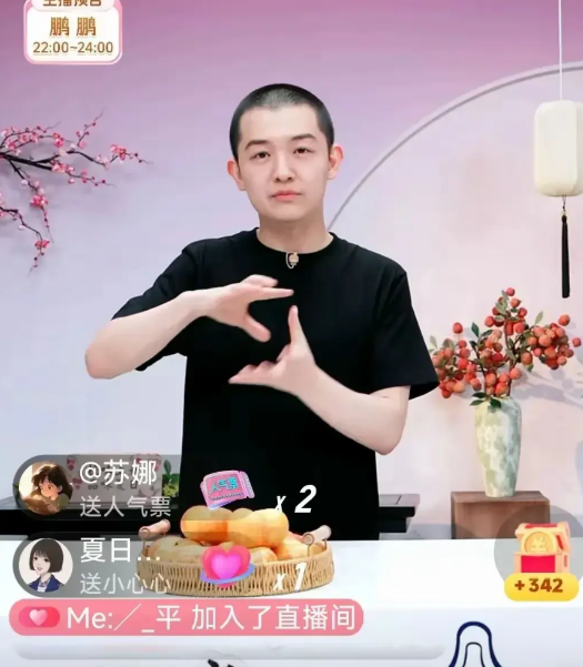 大家知道与辉同行下一站要去哪里吗？董董在直播间吃着榴莲，一不小心吐露嘴说出来