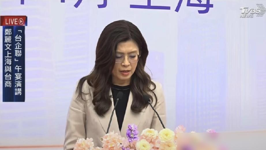 差一点就踩上国际T台的一米八高个女人，硬是把人民大会堂走成了个人主场。你真以为她