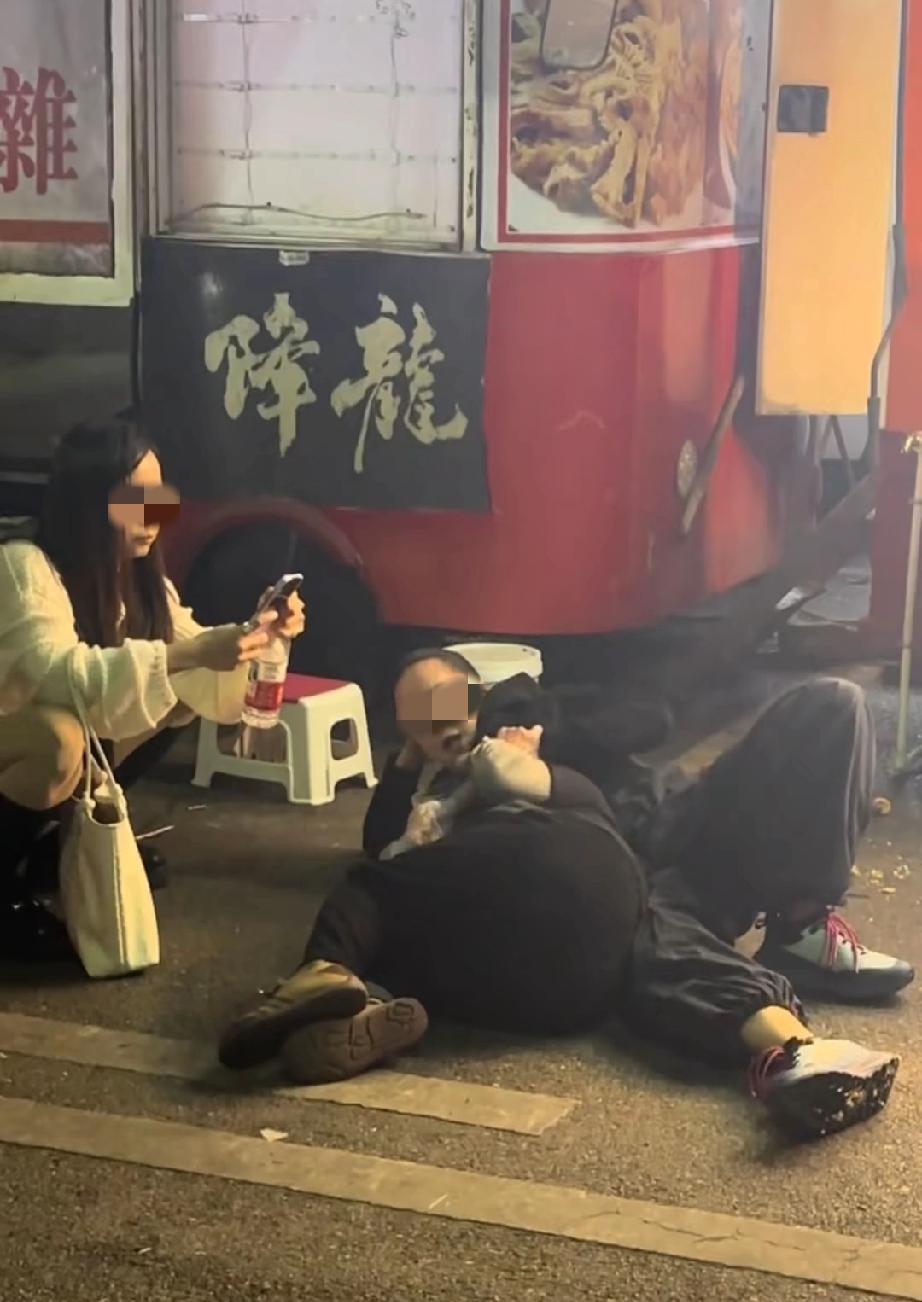 长沙两女子摔章鱼丸子压老人身上摆拍事件后续，老太太住院了！事情发生在中南大学麓