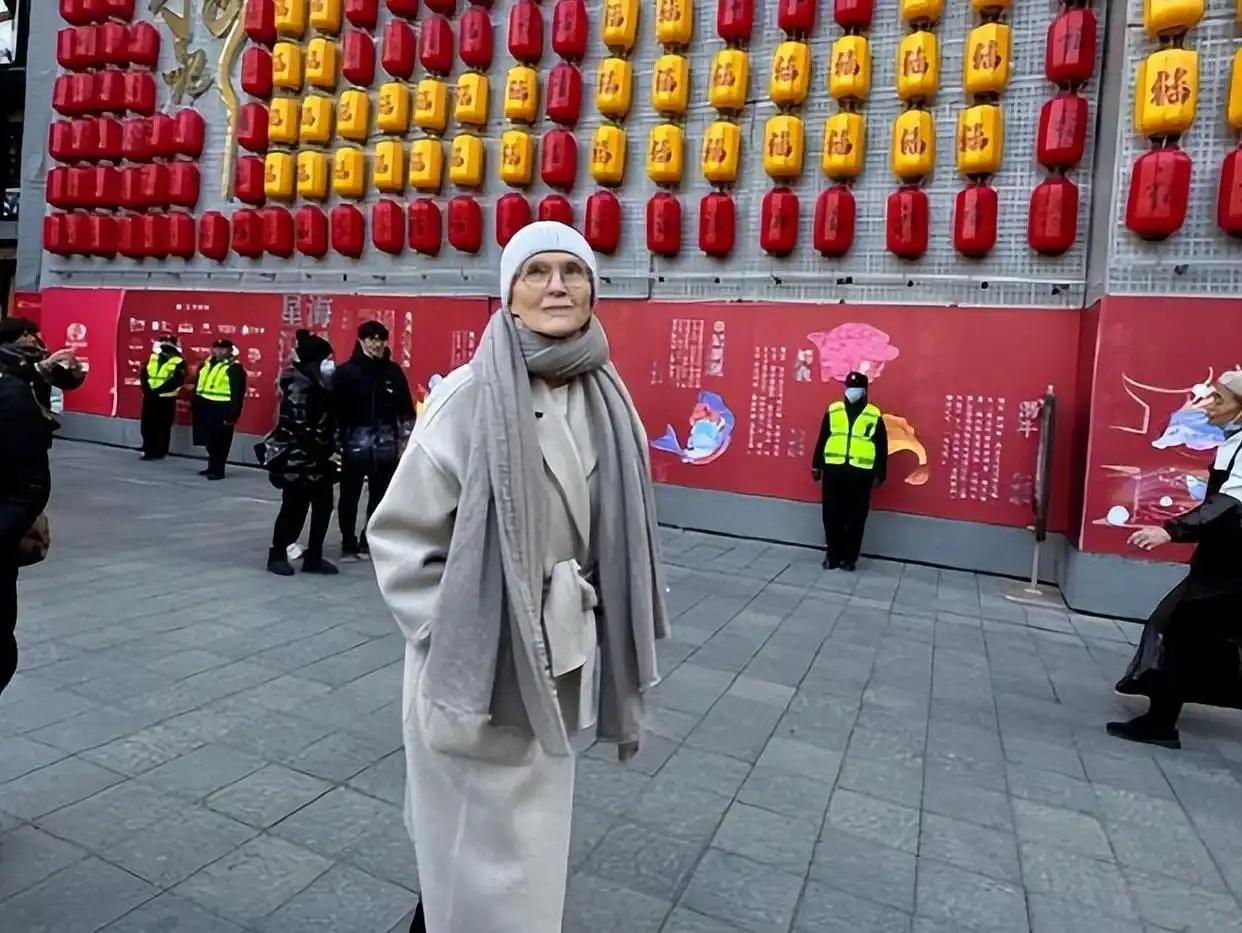 梅耶・马斯克前两天（北京时间9月24日）在网上写道：我乐意来中国。这地方