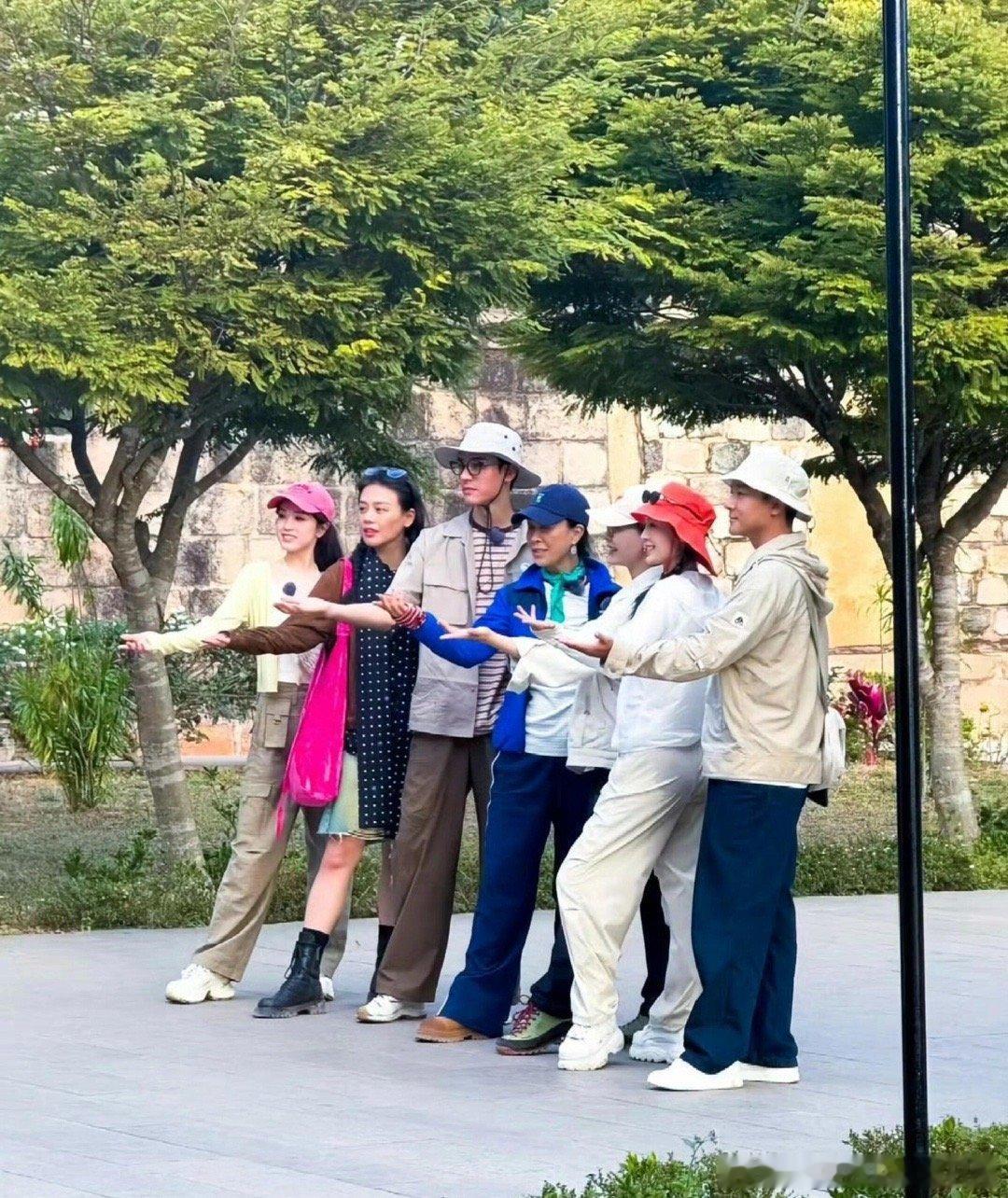 花少7录制结束哭成一片《花少7》首播数据飙升40%，四五星好评刷屏，印证了市场对