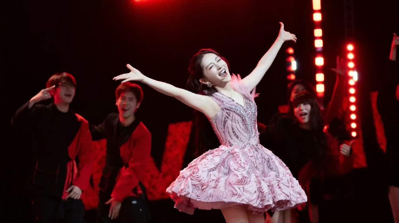 我有一种感觉谢娜的演唱会怕是要翻车啊。这6月6日，谢娜也是在浪姐的直播过程中，