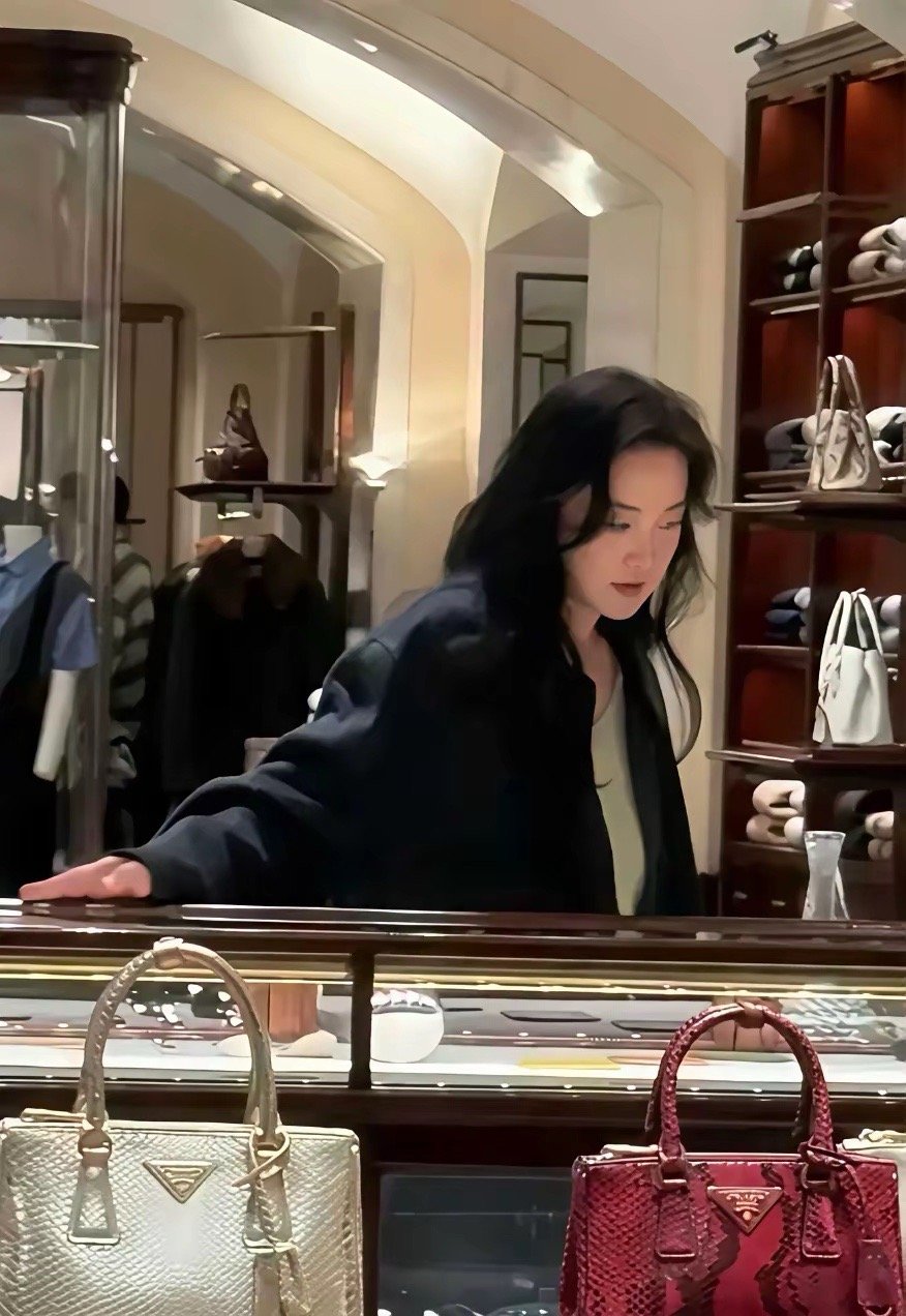 贾玲已经完全是另外的人了，不再肥胖搞笑，而是高冷时尚