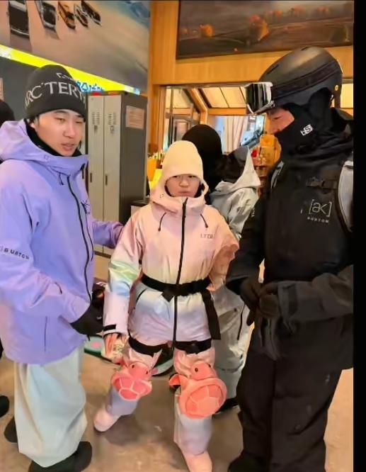 11月25日，全红婵现身新疆阿勒泰滑雪场，去体验滑雪了，也是抽时间去体验大新疆的