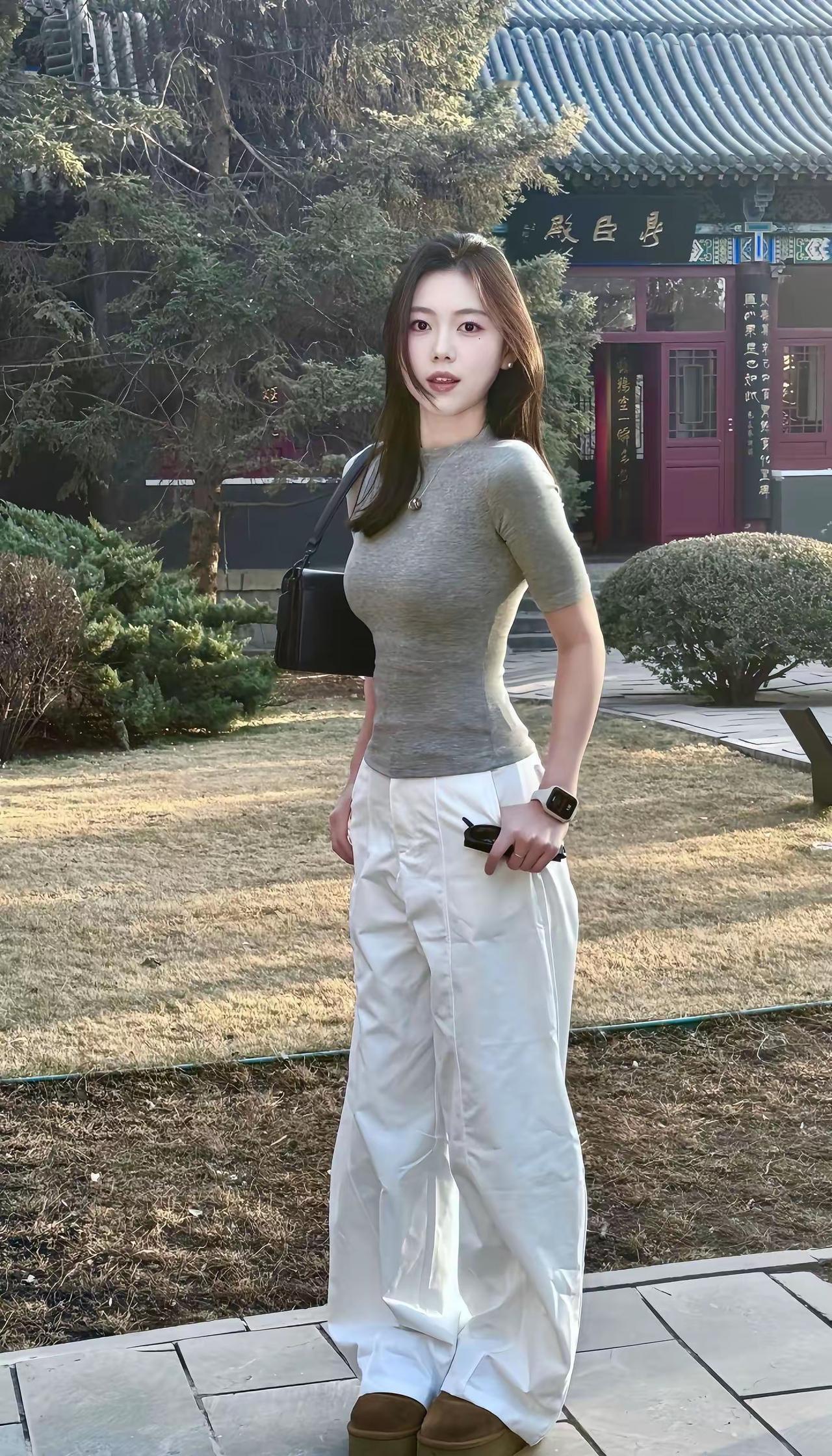 上衣曲线玲珑，秋裤宽松休闲舒服养眼