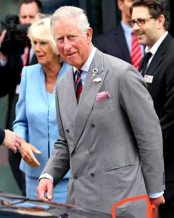 英国国王查尔斯三世在2013年7月里，连续6次穿着打补丁的西装出门。负责给他缝
