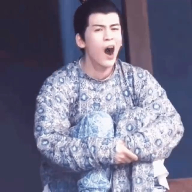 张凌赫新剧路透给我看笑了😂，睡眼惺忪、头发凌乱、一脸