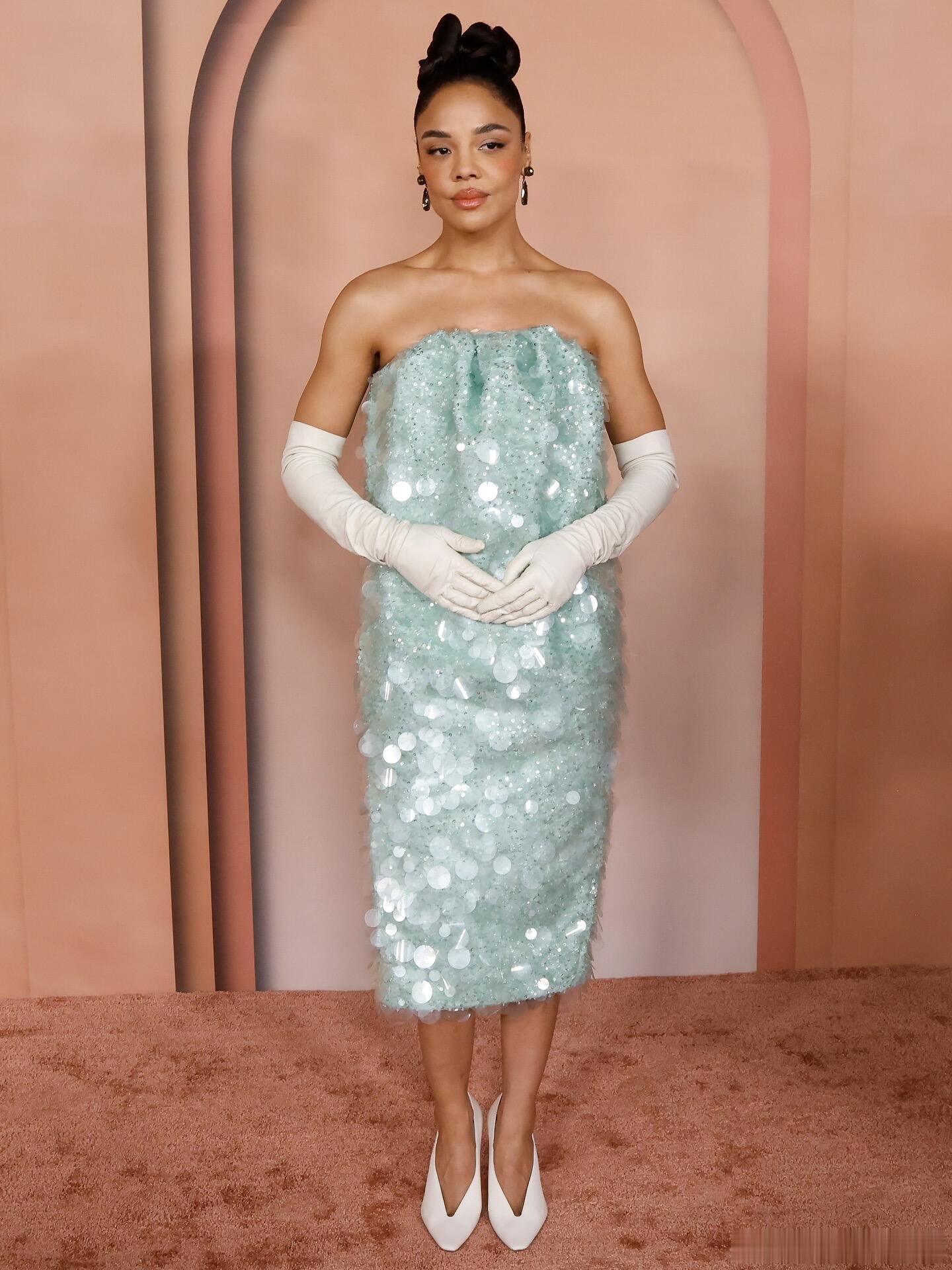 演员TessaThompson身穿一袭巴黎世家定制水蓝亮片裙亮相Franca