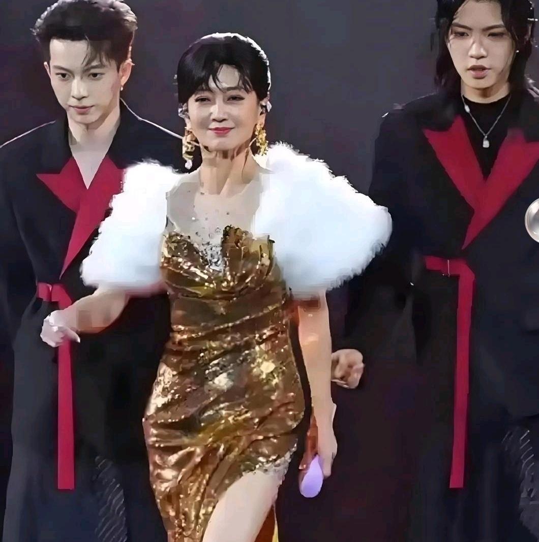 赵雅芝今年已经73岁了，看她这张近期舞台表演的照片，状态真的非常好。可就算这样，