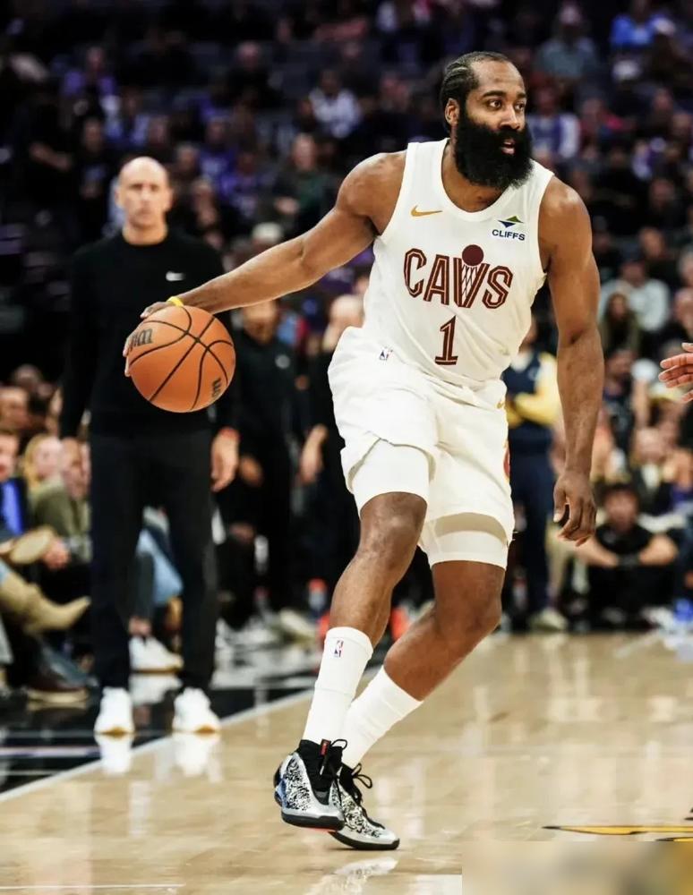 更衣室炸了！哈登米切尔推搡画面流出，老板撂下狠话：首轮再出局，你们俩都滚蛋！