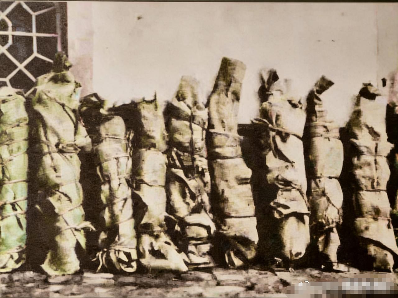 1937年，高台战役结束后，残忍的马家军把西路军的战士遗体包上牛皮，放在墙边展览