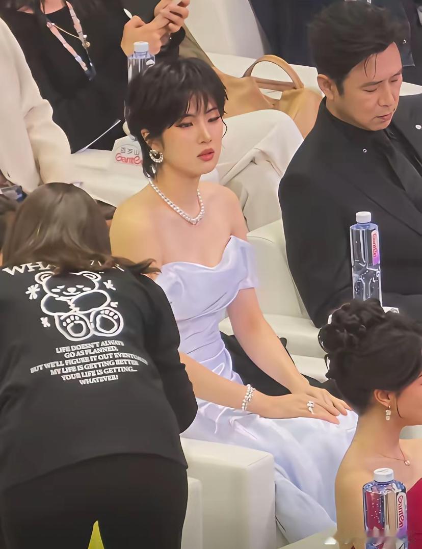姚安娜的衣品是我见过最高级的！领口开得这么低身体向前倾这么大的角度，都没有漏，这