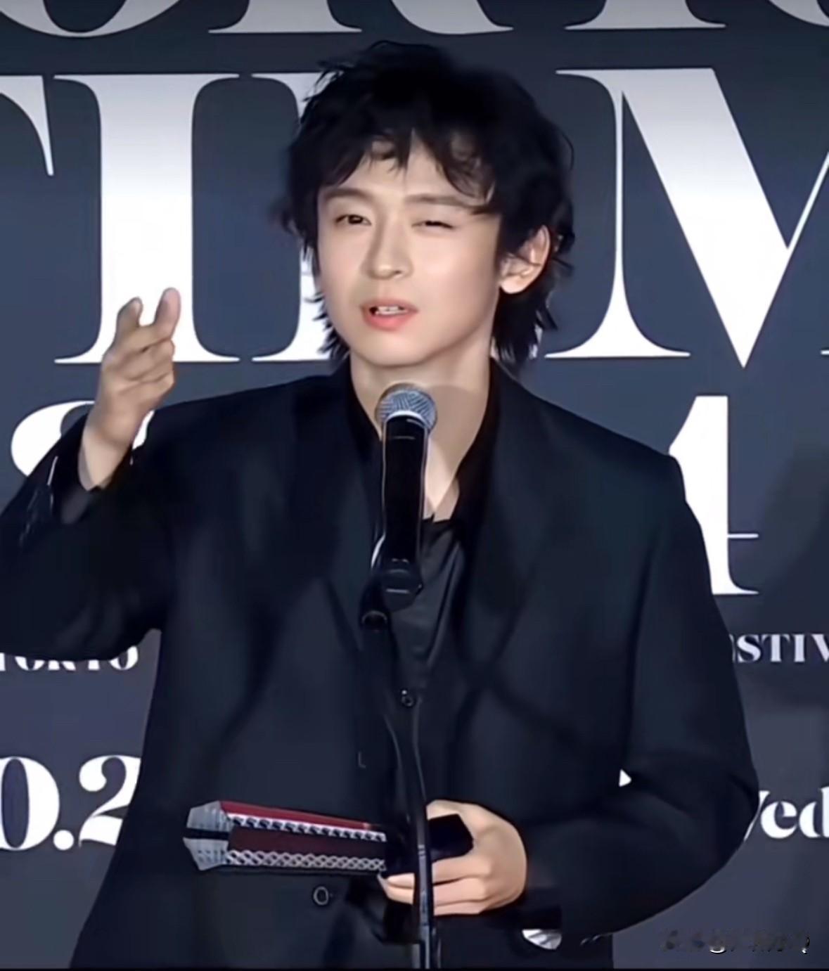 原来最适配董子健的发型是小卷毛，一下子气质都提升了，好小奶狗好帅气，妥妥的日系花
