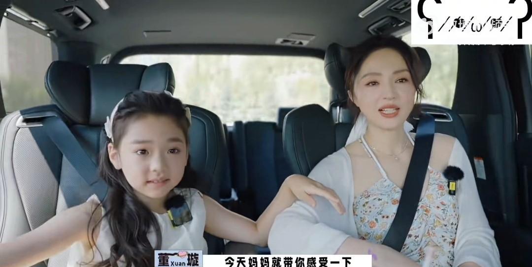 董璇的女儿小酒窝自豪的说：“我明明10岁都不到，就已经成为了小姨。就算他们有一些