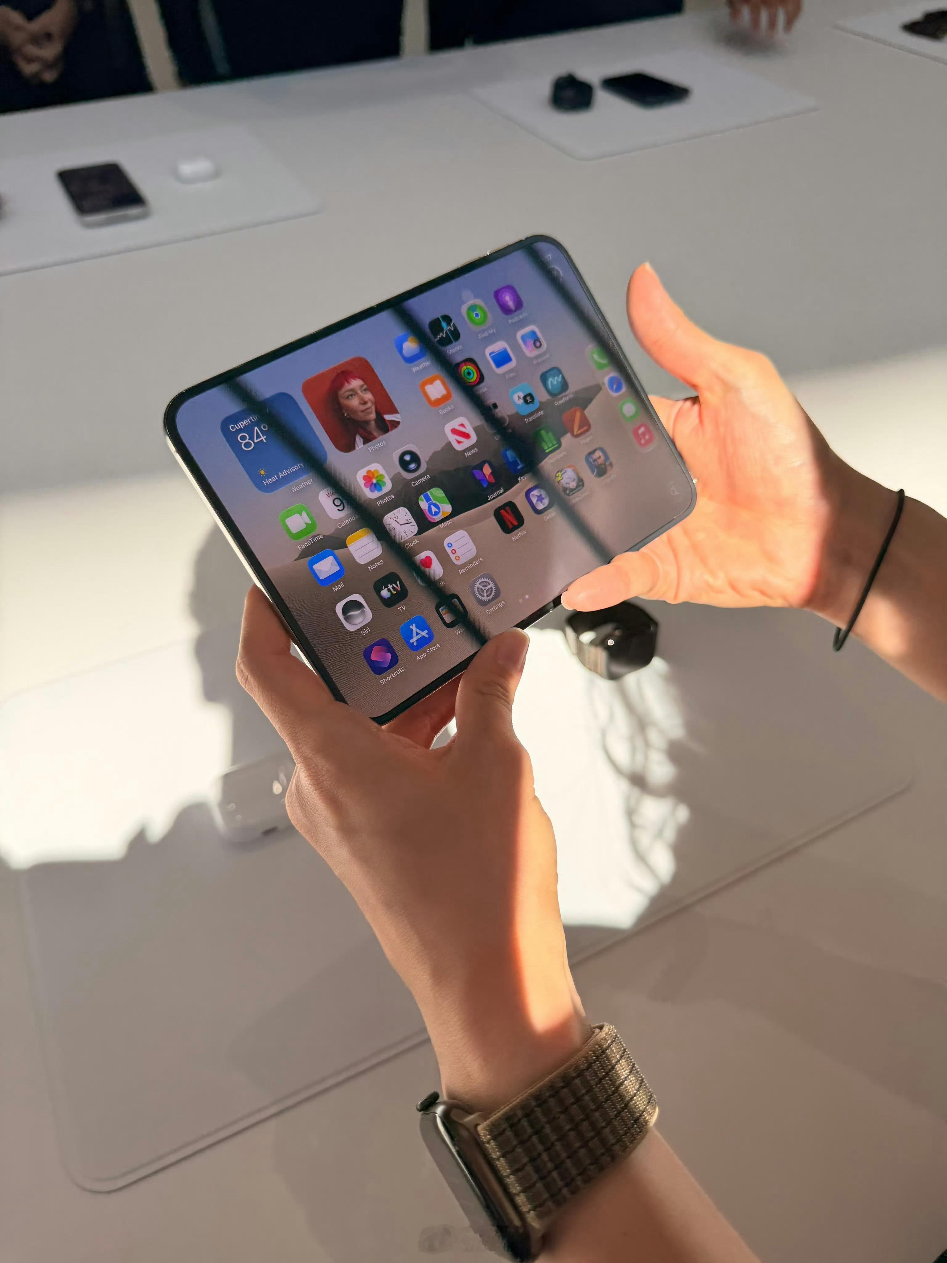 普通家庭的同学们可千万别看上iPhoneDuo啊，不然两个肾都不够卖！苹果最贵