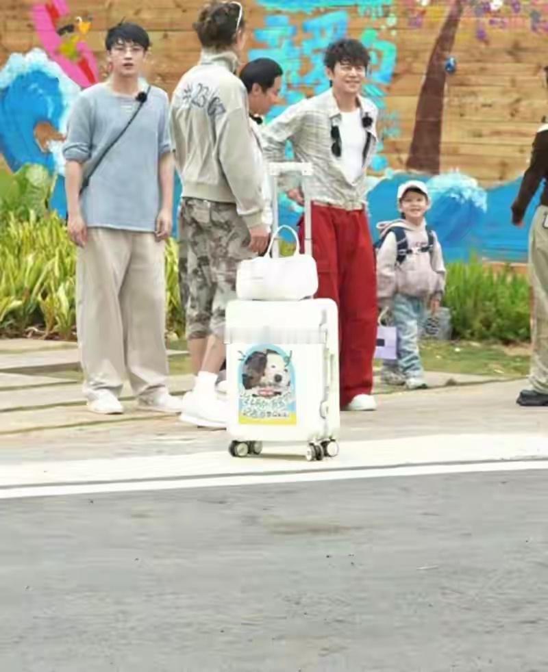 何炅首度加盟《亲爱的客栈》，一见面就热情拥抱谭松韵，两人熟络互动尽显轻松。沈月也