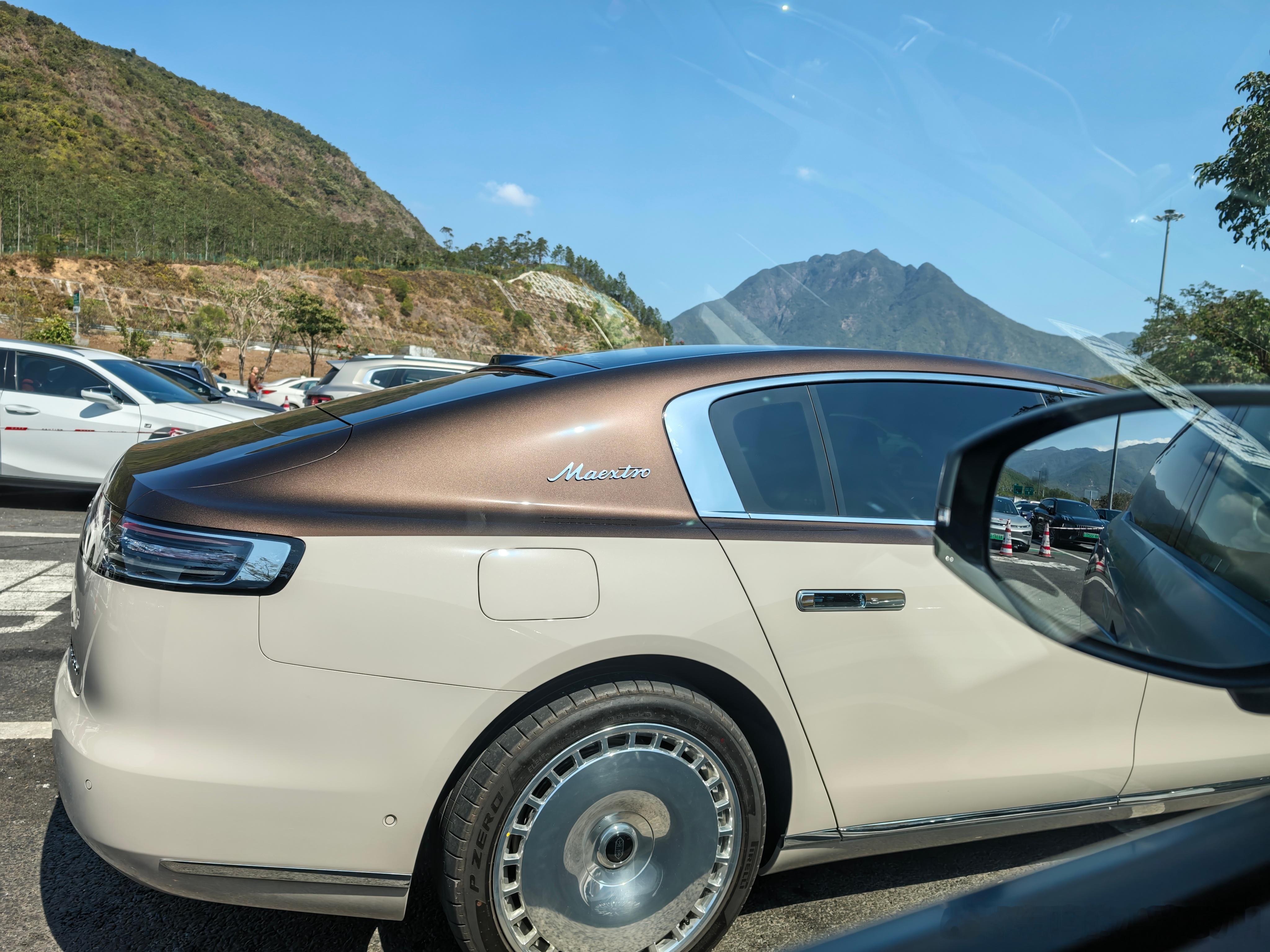 此时此刻一台尊贵的尊界s800停在了尊贵的我旁边第一次近距离观摩了