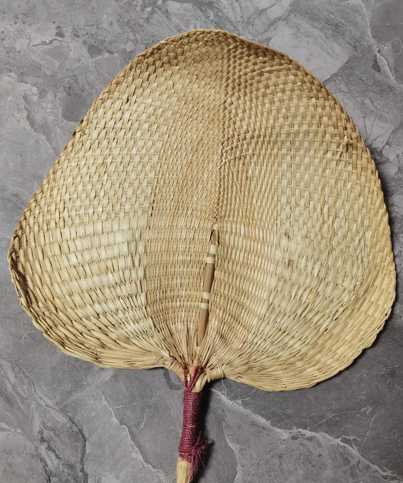 那些年没有风扇更没有空调。夏天，我妈喜欢用一把竹扇扇风。特别是小孩子刚要睡觉的时