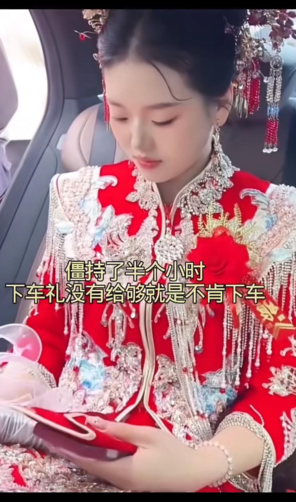 上周刷到的那个接亲视频，我来回看了三遍都没缓过来。婚车就停在酒店单元门口，离仪