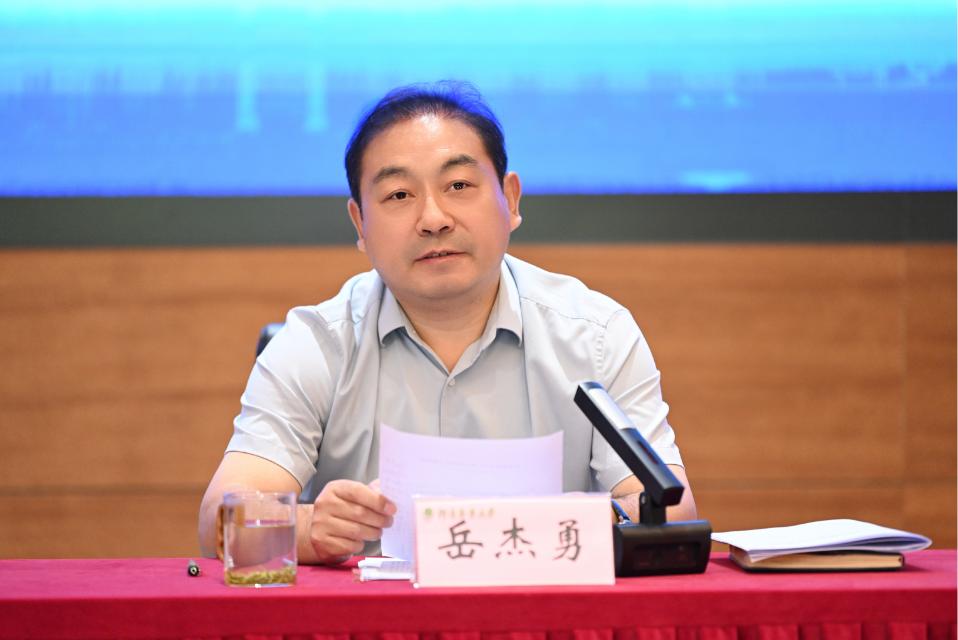 河南农业大学突然换书记了，上任不到两年的岳杰勇书记已经卸任，继任者叫邹松涛，他此