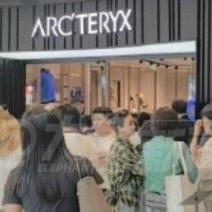 最近海南三亚的免税店可真是热闹，尤其是始祖鸟门店，门口排起的长队都快赶上景区排队