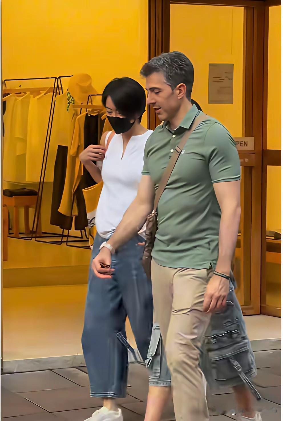 梁咏琪一家人现身上海街头，梁咏琪在上海演话剧，西班牙老公和混血女儿忍不住来上海探